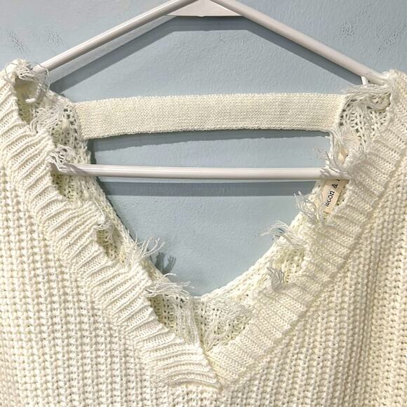 Moon & Madison Beige White Gray Striped Distressed Sweater Cut out Back Size L - Picture 3 of 6